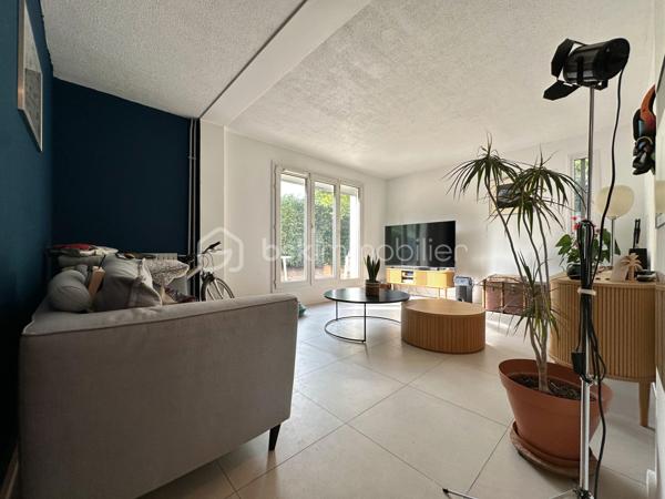 À environ 15 minutes à pied de la gare de Cergy-Préfecture (RER A et ligne L), découvrez cet appartement de 72 m² situé en rez-de-jardin, au sein d'une résidence avec gardien.

Il se compose d'une entrée, d'une cuisine ouverte avec espace repas de 21 m², d'un salon de 19 m² ouvrant sur la terrasse et le jardin, de deux chambres, d'une salle de bains et de WC séparés. Le salon ainsi que les deux chambres bénéficient d'une exposition sud-ouest, offrant une belle luminosité.

À l'extérieur, vous profiterez d'une terrasse prolongée par un jardin privatif d'environ 400 m², un espace rare permettant de profiter pleinement des beaux jours.

L'appartement a fait l'objet d'une rénovation en 2025 : cuisine, salle de bains, installation électrique, plomberie, fenêtres en PVC double vitrage avec volets roulants, sols et peintures ont été entièrement refaits. Les chambres sont actuellement en cours de finition.

La résidence a bénéficié d'une isolation thermique par l'extérieur en 2021. Le chauffage et la production d'eau chaude sont assurés par le réseau de chaleur urbain avec comptage individuel. Le bien est classé D au DPE. Les diagnostics ne révèlent aucune présence d'amiante ni anomalie électrique.

Une place de stationnement couverte complète ce bien.

La gare de Cergy-Préfecture (RER A et ligne L), les établissements scolaires, les commerces de proximité, les services du quotidien ainsi que le centre commercial Les 3 Fontaines sont accessibles rapidement.