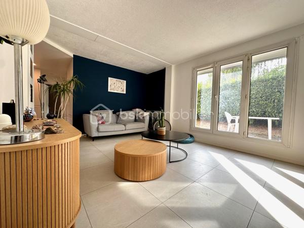 À environ 15 minutes à pied de la gare de Cergy-Préfecture (RER A et ligne L), découvrez cet appartement de 72 m² situé en rez-de-jardin, au sein d'une résidence avec gardien.

Il se compose d'une entrée, d'une cuisine ouverte avec espace repas de 21 m², d'un salon de 19 m² ouvrant sur la terrasse et le jardin, de deux chambres, d'une salle de bains et de WC séparés. Le salon ainsi que les deux chambres bénéficient d'une exposition sud-ouest, offrant une belle luminosité.

À l'extérieur, vous profiterez d'une terrasse prolongée par un jardin privatif d'environ 400 m², un espace rare permettant de profiter pleinement des beaux jours.

L'appartement a fait l'objet d'une rénovation en 2025 : cuisine, salle de bains, installation électrique, plomberie, fenêtres en PVC double vitrage avec volets roulants, sols et peintures ont été entièrement refaits. Les chambres sont actuellement en cours de finition.

La résidence a bénéficié d'une isolation thermique par l'extérieur en 2021. Le chauffage et la production d'eau chaude sont assurés par le réseau de chaleur urbain avec comptage individuel. Le bien est classé D au DPE. Les diagnostics ne révèlent aucune présence d'amiante ni anomalie électrique.

Une place de stationnement couverte complète ce bien.

La gare de Cergy-Préfecture (RER A et ligne L), les établissements scolaires, les commerces de proximité, les services du quotidien ainsi que le centre commercial Les 3 Fontaines sont accessibles rapidement.