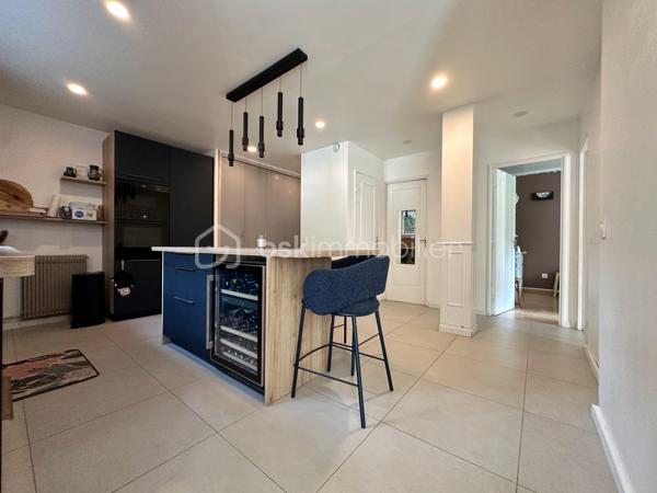 À environ 15 minutes à pied de la gare de Cergy-Préfecture (RER A et ligne L), découvrez cet appartement de 72 m² situé en rez-de-jardin, au sein d'une résidence avec gardien.

Il se compose d'une entrée, d'une cuisine ouverte avec espace repas de 21 m², d'un salon de 19 m² ouvrant sur la terrasse et le jardin, de deux chambres, d'une salle de bains et de WC séparés. Le salon ainsi que les deux chambres bénéficient d'une exposition sud-ouest, offrant une belle luminosité.

À l'extérieur, vous profiterez d'une terrasse prolongée par un jardin privatif d'environ 400 m², un espace rare permettant de profiter pleinement des beaux jours.

L'appartement a fait l'objet d'une rénovation en 2025 : cuisine, salle de bains, installation électrique, plomberie, fenêtres en PVC double vitrage avec volets roulants, sols et peintures ont été entièrement refaits. Les chambres sont actuellement en cours de finition.

La résidence a bénéficié d'une isolation thermique par l'extérieur en 2021. Le chauffage et la production d'eau chaude sont assurés par le réseau de chaleur urbain avec comptage individuel. Le bien est classé D au DPE. Les diagnostics ne révèlent aucune présence d'amiante ni anomalie électrique.

Une place de stationnement couverte complète ce bien.

La gare de Cergy-Préfecture (RER A et ligne L), les établissements scolaires, les commerces de proximité, les services du quotidien ainsi que le centre commercial Les 3 Fontaines sont accessibles rapidement.