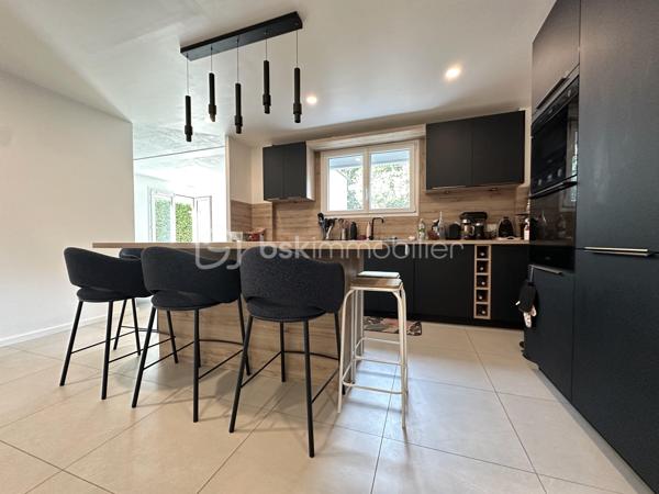 À environ 15 minutes à pied de la gare de Cergy-Préfecture (RER A et ligne L), découvrez cet appartement de 72 m² situé en rez-de-jardin, au sein d'une résidence avec gardien.

Il se compose d'une entrée, d'une cuisine ouverte avec espace repas de 21 m², d'un salon de 19 m² ouvrant sur la terrasse et le jardin, de deux chambres, d'une salle de bains et de WC séparés. Le salon ainsi que les deux chambres bénéficient d'une exposition sud-ouest, offrant une belle luminosité.

À l'extérieur, vous profiterez d'une terrasse prolongée par un jardin privatif d'environ 400 m², un espace rare permettant de profiter pleinement des beaux jours.

L'appartement a fait l'objet d'une rénovation en 2025 : cuisine, salle de bains, installation électrique, plomberie, fenêtres en PVC double vitrage avec volets roulants, sols et peintures ont été entièrement refaits. Les chambres sont actuellement en cours de finition.

La résidence a bénéficié d'une isolation thermique par l'extérieur en 2021. Le chauffage et la production d'eau chaude sont assurés par le réseau de chaleur urbain avec comptage individuel. Le bien est classé D au DPE. Les diagnostics ne révèlent aucune présence d'amiante ni anomalie électrique.

Une place de stationnement couverte complète ce bien.

La gare de Cergy-Préfecture (RER A et ligne L), les établissements scolaires, les commerces de proximité, les services du quotidien ainsi que le centre commercial Les 3 Fontaines sont accessibles rapidement.