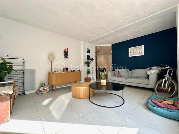 À environ 15 minutes à pied de la gare de Cergy-Préfecture (RER A et ligne L), découvrez cet appartement de 72 m² situé en rez-de-jardin, au sein d'une résidence avec gardien.

Il se compose d'une entrée, d'une cuisine ouverte avec espace repas de 21 m², d'un salon de 19 m² ouvrant sur la terrasse et le jardin, de deux chambres, d'une salle de bains et de WC séparés. Le salon ainsi que les deux chambres bénéficient d'une exposition sud-ouest, offrant une belle luminosité.

À l'extérieur, vous profiterez d'une terrasse prolongée par un jardin privatif d'environ 400 m², un espace rare permettant de profiter pleinement des beaux jours.

L'appartement a fait l'objet d'une rénovation en 2025 : cuisine, salle de bains, installation électrique, plomberie, fenêtres en PVC double vitrage avec volets roulants, sols et peintures ont été entièrement refaits. Les chambres sont actuellement en cours de finition.

La résidence a bénéficié d'une isolation thermique par l'extérieur en 2021. Le chauffage et la production d'eau chaude sont assurés par le réseau de chaleur urbain avec comptage individuel. Le bien est classé D au DPE. Les diagnostics ne révèlent aucune présence d'amiante ni anomalie électrique.

Une place de stationnement couverte complète ce bien.

La gare de Cergy-Préfecture (RER A et ligne L), les établissements scolaires, les commerces de proximité, les services du quotidien ainsi que le centre commercial Les 3 Fontaines sont accessibles rapidement.
