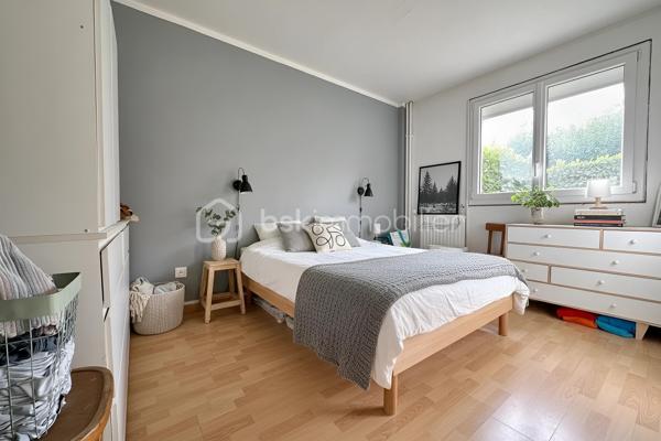 À environ 15 minutes à pied de la gare de Cergy-Préfecture (RER A et ligne L), découvrez cet appartement de 72 m² situé en rez-de-jardin, au sein d'une résidence avec gardien.

Il se compose d'une entrée, d'une cuisine ouverte avec espace repas de 21 m², d'un salon de 19 m² ouvrant sur la terrasse et le jardin, de deux chambres, d'une salle de bains et de WC séparés. Le salon ainsi que les deux chambres bénéficient d'une exposition sud-ouest, offrant une belle luminosité.

À l'extérieur, vous profiterez d'une terrasse prolongée par un jardin privatif d'environ 400 m², un espace rare permettant de profiter pleinement des beaux jours.

L'appartement a fait l'objet d'une rénovation en 2025 : cuisine, salle de bains, installation électrique, plomberie, fenêtres en PVC double vitrage avec volets roulants, sols et peintures ont été entièrement refaits. Les chambres sont actuellement en cours de finition.

La résidence a bénéficié d'une isolation thermique par l'extérieur en 2021. Le chauffage et la production d'eau chaude sont assurés par le réseau de chaleur urbain avec comptage individuel. Le bien est classé D au DPE. Les diagnostics ne révèlent aucune présence d'amiante ni anomalie électrique.

Une place de stationnement couverte complète ce bien.

La gare de Cergy-Préfecture (RER A et ligne L), les établissements scolaires, les commerces de proximité, les services du quotidien ainsi que le centre commercial Les 3 Fontaines sont accessibles rapidement.