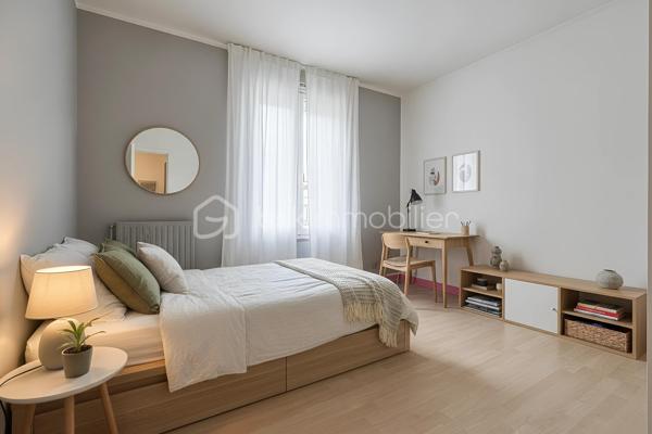 À environ 15 minutes à pied de la gare de Cergy-Préfecture (RER A et ligne L), découvrez cet appartement de 72 m² situé en rez-de-jardin, au sein d'une résidence avec gardien.

Il se compose d'une entrée, d'une cuisine ouverte avec espace repas de 21 m², d'un salon de 19 m² ouvrant sur la terrasse et le jardin, de deux chambres, d'une salle de bains et de WC séparés. Le salon ainsi que les deux chambres bénéficient d'une exposition sud-ouest, offrant une belle luminosité.

À l'extérieur, vous profiterez d'une terrasse prolongée par un jardin privatif d'environ 400 m², un espace rare permettant de profiter pleinement des beaux jours.

L'appartement a fait l'objet d'une rénovation en 2025 : cuisine, salle de bains, installation électrique, plomberie, fenêtres en PVC double vitrage avec volets roulants, sols et peintures ont été entièrement refaits. Les chambres sont actuellement en cours de finition.

La résidence a bénéficié d'une isolation thermique par l'extérieur en 2021. Le chauffage et la production d'eau chaude sont assurés par le réseau de chaleur urbain avec comptage individuel. Le bien est classé D au DPE. Les diagnostics ne révèlent aucune présence d'amiante ni anomalie électrique.

Une place de stationnement couverte complète ce bien.

La gare de Cergy-Préfecture (RER A et ligne L), les établissements scolaires, les commerces de proximité, les services du quotidien ainsi que le centre commercial Les 3 Fontaines sont accessibles rapidement.