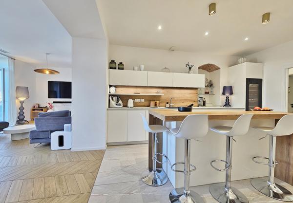 AJACCIO Cours Napoléon - Superbe T3/4 rénové vue mer Ajaccio (20000)