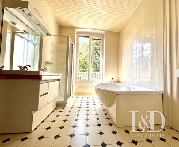 Maison de Maître à Vif - Un charme intemporel, un potentiel rare