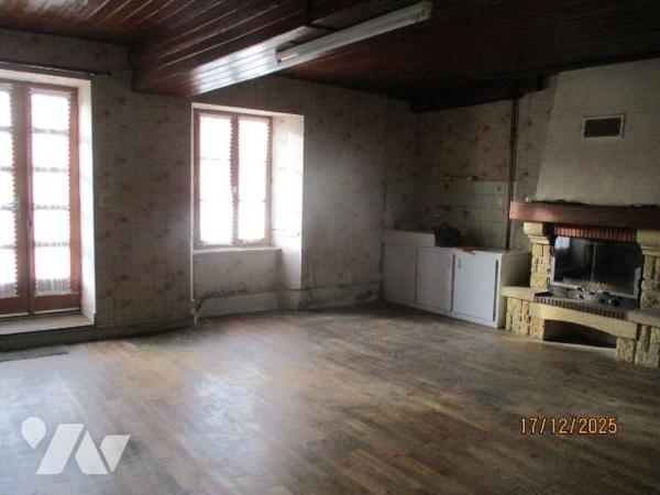 Un immeuble composé de 2 logements de 156,26 m² et 45,93 m², à rénover, outre des dépendances e...