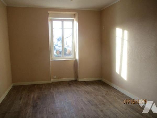 Un immeuble composé de 2 logements de 156,26 m² et 45,93 m², à rénover, outre des dépendances e...