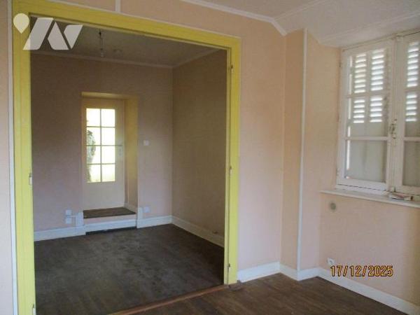 Un immeuble composé de 2 logements de 156,26 m² et 45,93 m², à rénover, outre des dépendances e...