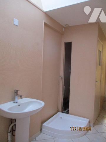 Un immeuble composé de 2 logements de 156,26 m² et 45,93 m², à rénover, outre des dépendances e...
