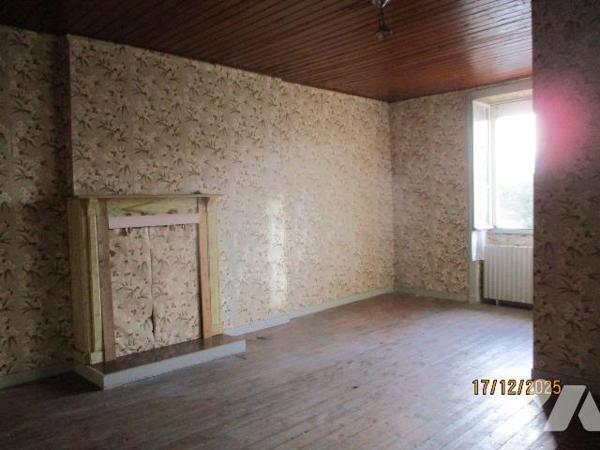 Un immeuble composé de 2 logements de 156,26 m² et 45,93 m², à rénover, outre des dépendances e...