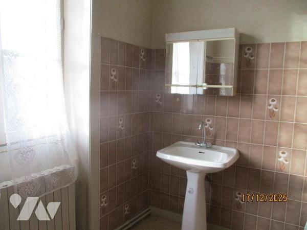 Un immeuble composé de 2 logements de 156,26 m² et 45,93 m², à rénover, outre des dépendances e...