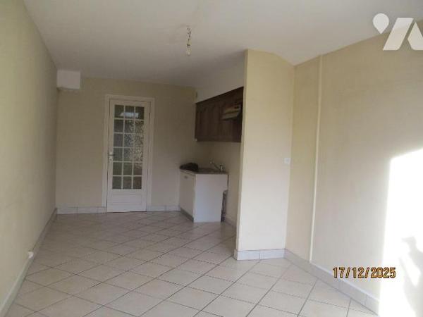 Un immeuble composé de 2 logements de 156,26 m² et 45,93 m², à rénover, outre des dépendances e...