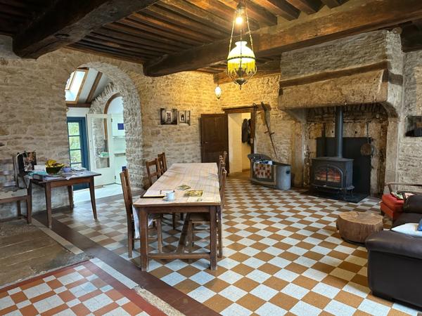 Demeure historique PRECY-SOUS-THIL composée de 15 pièces (390 m²) et 950 m² de dépendances