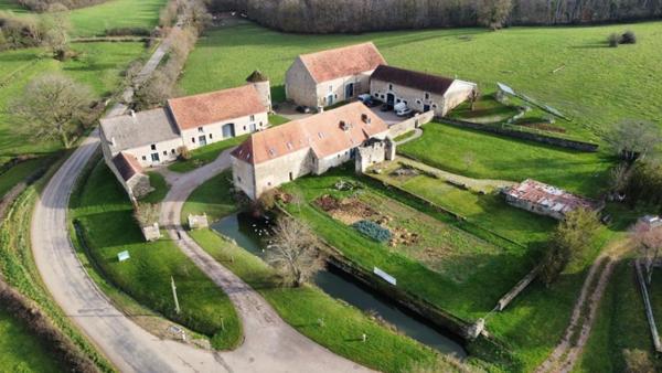 Demeure historique PRECY-SOUS-THIL composée de 15 pièces (390 m²) et 950 m² de dépendances