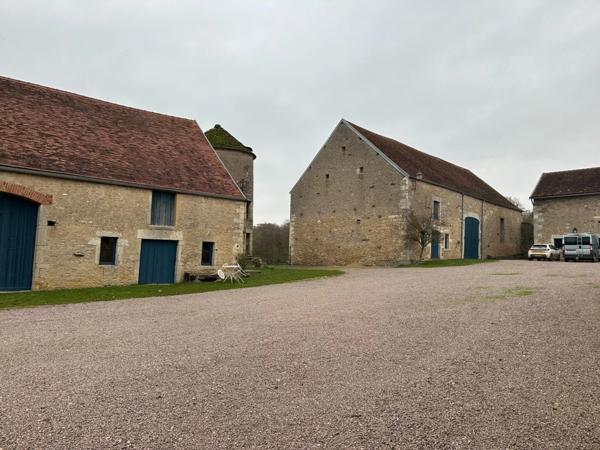 Demeure historique PRECY-SOUS-THIL composée de 15 pièces (390 m²) et 950 m² de dépendances