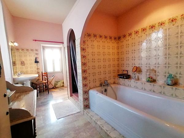 ANCIENNE MAISON DE MAITRE AVEC APPARTEMENTS ET DEPENDANCES EN EXCLUSIVITE