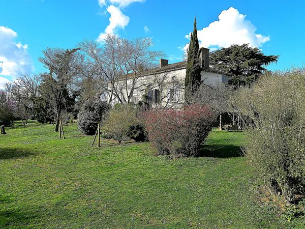 ANCIENNE MAISON DE MAITRE AVEC APPARTEMENTS ET DEPENDANCES EN EXCLUSIVITE