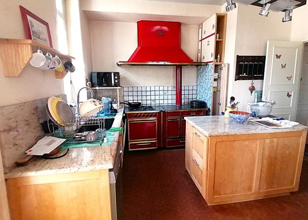 ANCIENNE MAISON DE MAITRE AVEC APPARTEMENTS ET DEPENDANCES EN EXCLUSIVITE