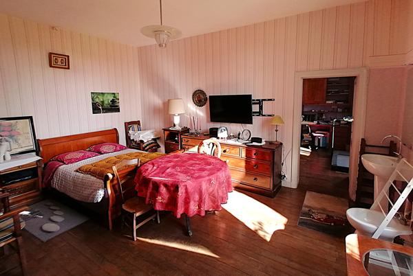 ANCIENNE MAISON DE MAITRE AVEC APPARTEMENTS ET DEPENDANCES EN EXCLUSIVITE