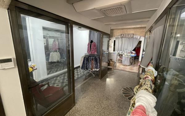 Vente Local commercial mûrs commerciaux LIBRES Aigues-mortes