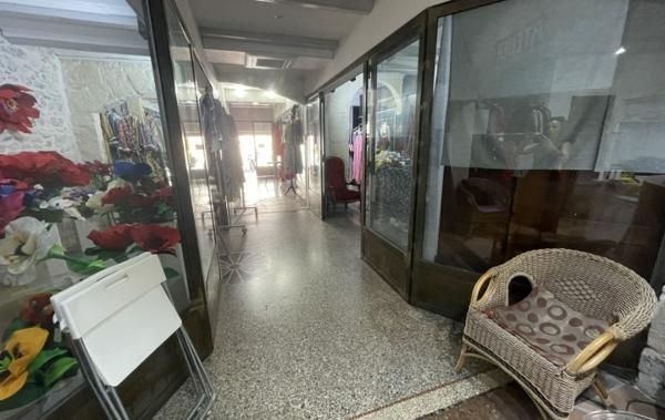 Vente Local commercial mûrs commerciaux LIBRES Aigues-mortes