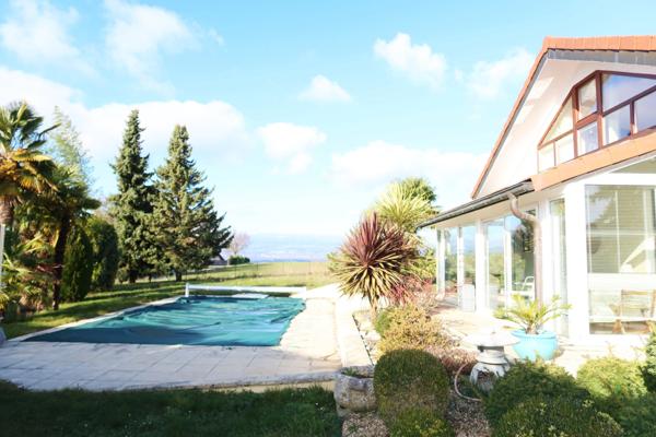 74140 MESSERY. PROX COMMERCES.TB VILLA F6 DE 180 m²HAB AVEC PISCINE SUR 2000m²DE TERR PLAT ET ENSOLEIL.