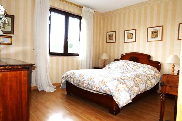 74140 MESSERY. PROX COMMERCES.TB VILLA F6 DE 180 m²HAB AVEC PISCINE SUR 2000m²DE TERR PLAT ET ENSOLEIL.