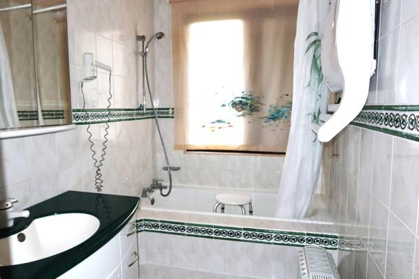 74140 MESSERY. PROX COMMERCES.TB VILLA F6 DE 180 m²HAB AVEC PISCINE SUR 2000m²DE TERR PLAT ET ENSOLEIL.