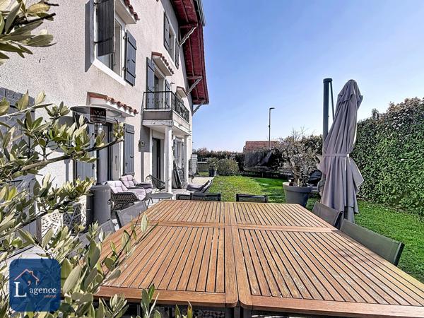 Maison mitoyenne 8 pièces 5 chambres 226 m² Piscine, jardin, terrass, balcon, cave , combles améanageables à CESSY 01170