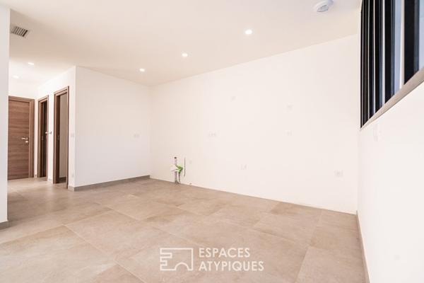 Maison neuve aux lignes modernes avec jardin et terrasses