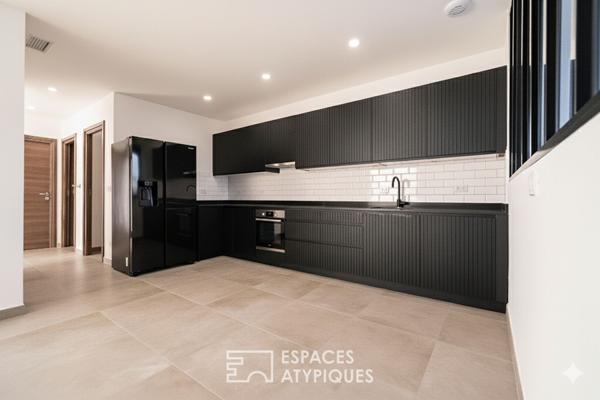 Maison neuve aux lignes modernes avec jardin et terrasses