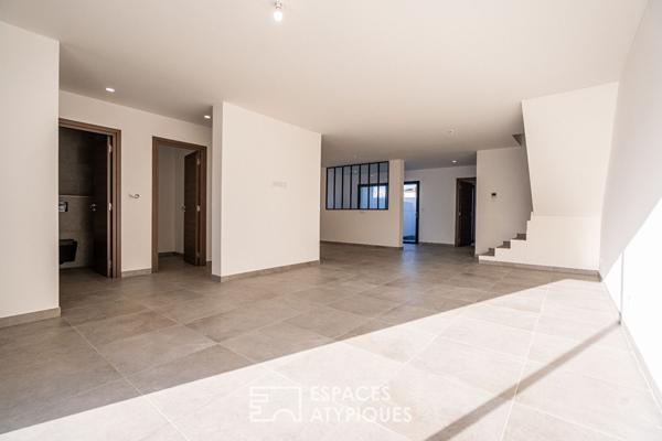Maison neuve aux lignes modernes avec jardin et terrasses