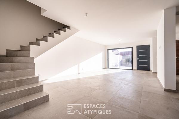 Maison neuve aux lignes modernes avec jardin et terrasses