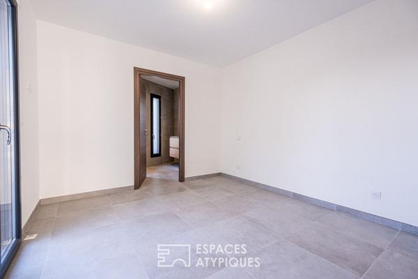 Maison neuve aux lignes modernes avec jardin et terrasses
