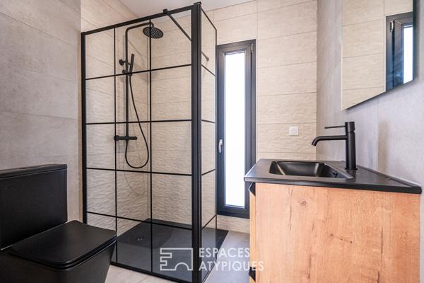 Maison neuve aux lignes modernes avec jardin et terrasses