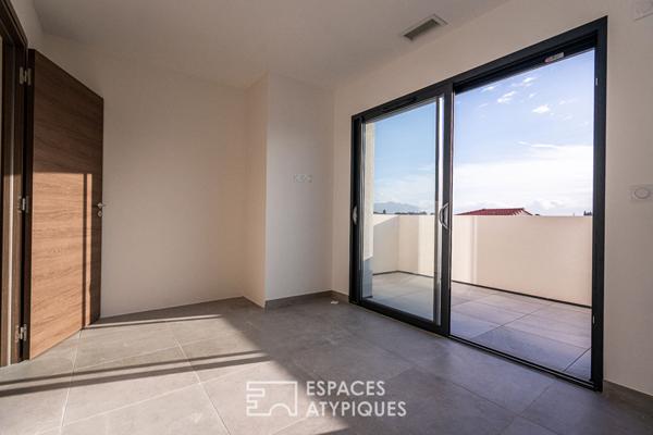 Maison neuve aux lignes modernes avec jardin et terrasses