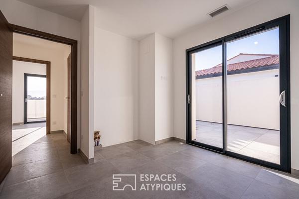 Maison neuve aux lignes modernes avec jardin et terrasses