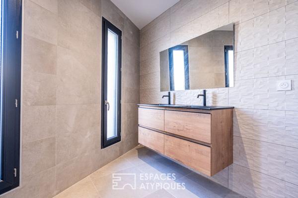 Maison neuve aux lignes modernes avec jardin et terrasses