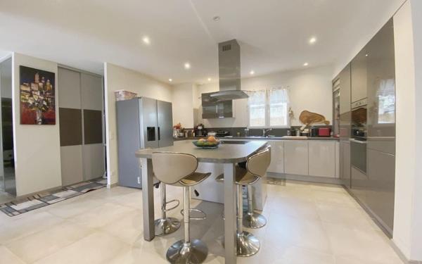 Maison à vendre    6 pièces •  Épône