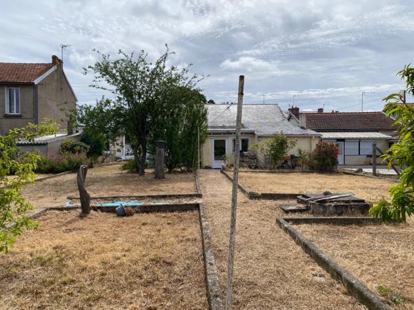 THOUARS (79) Maison à rénover de plain pied -70m2-2 chambres-grand jardin clos avec puits