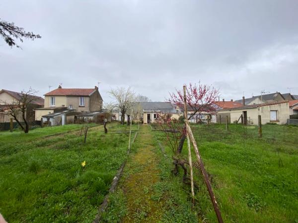 THOUARS (79) Maison à rénover de plain pied -70m2-2 chambres-grand jardin clos avec puits
