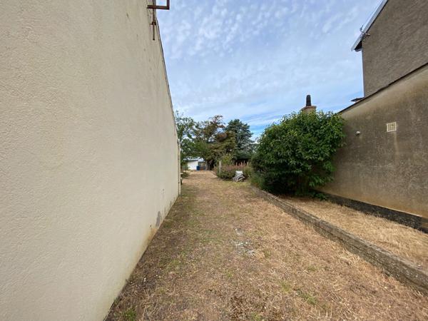 THOUARS (79) Maison à rénover de plain pied -70m2-2 chambres-grand jardin clos avec puits