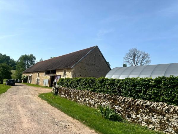 ENSEMBLE DE GRANGES ET TERRES – PLUS DE 7 HECTARES – ENTRE POUILLY-EN-AUXOIS ET SAULIEU