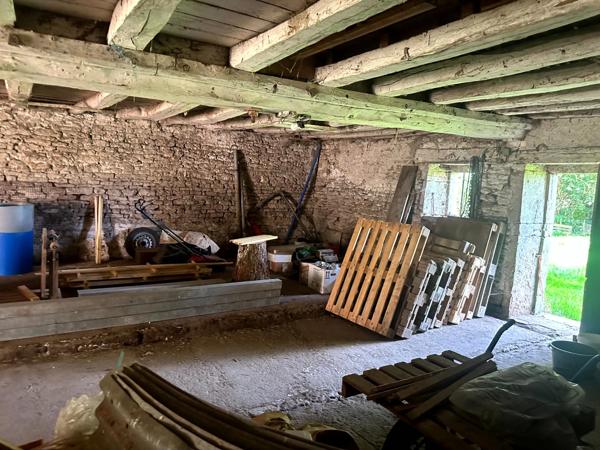 ENSEMBLE DE GRANGES ET TERRES – PLUS DE 7 HECTARES – ENTRE POUILLY-EN-AUXOIS ET SAULIEU
