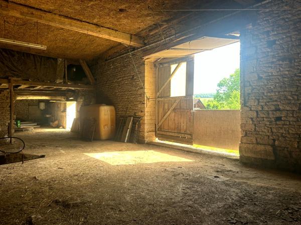 ENSEMBLE DE GRANGES ET TERRES – PLUS DE 7 HECTARES – ENTRE POUILLY-EN-AUXOIS ET SAULIEU