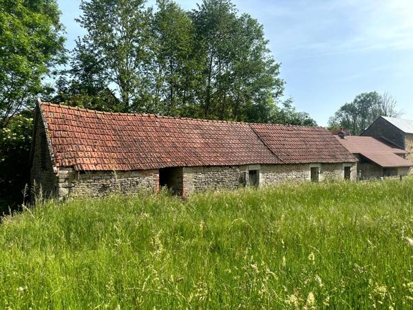 ENSEMBLE DE GRANGES ET TERRES – PLUS DE 7 HECTARES – ENTRE POUILLY-EN-AUXOIS ET SAULIEU