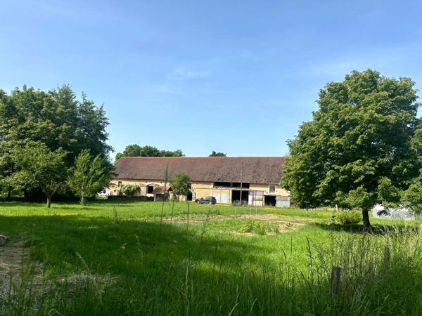ENSEMBLE DE GRANGES ET TERRES – PLUS DE 7 HECTARES – ENTRE POUILLY-EN-AUXOIS ET SAULIEU