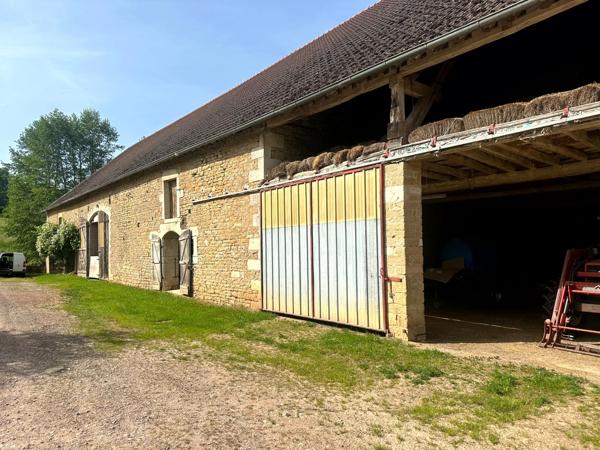 ENSEMBLE DE GRANGES ET TERRES – PLUS DE 7 HECTARES – ENTRE POUILLY-EN-AUXOIS ET SAULIEU