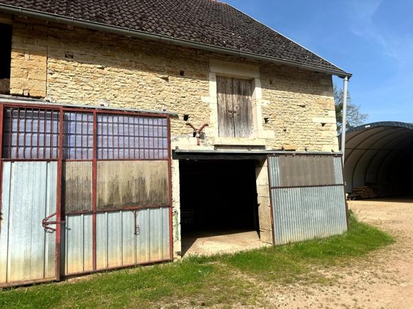 ENSEMBLE DE GRANGES ET TERRES – PLUS DE 7 HECTARES – ENTRE POUILLY-EN-AUXOIS ET SAULIEU