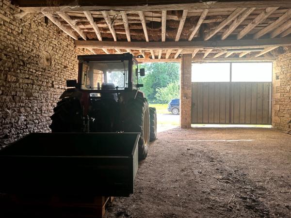 ENSEMBLE DE GRANGES ET TERRES – PLUS DE 7 HECTARES – ENTRE POUILLY-EN-AUXOIS ET SAULIEU